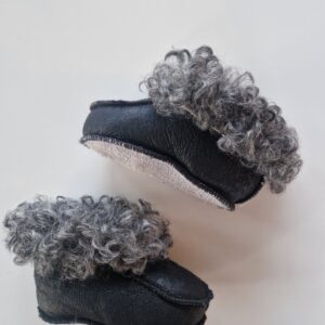 HANDGJORDA fårskinnstofflor runt  80–86