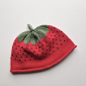 HANDGJORD mössa jordgubbe 2-3 år