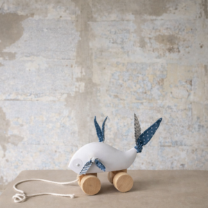 MICKI dragleksak val trä