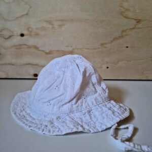 VINTAGE solhatt vit brodyr 42–44 ca 0-9 mån