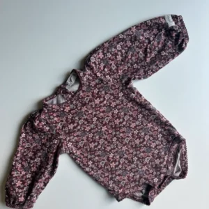 NEWBIE blommig body 68