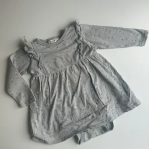 LIL’ ATELIER blommig klänning & body 80