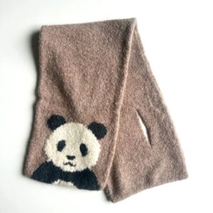 DESIGN stickad pandahalsduk